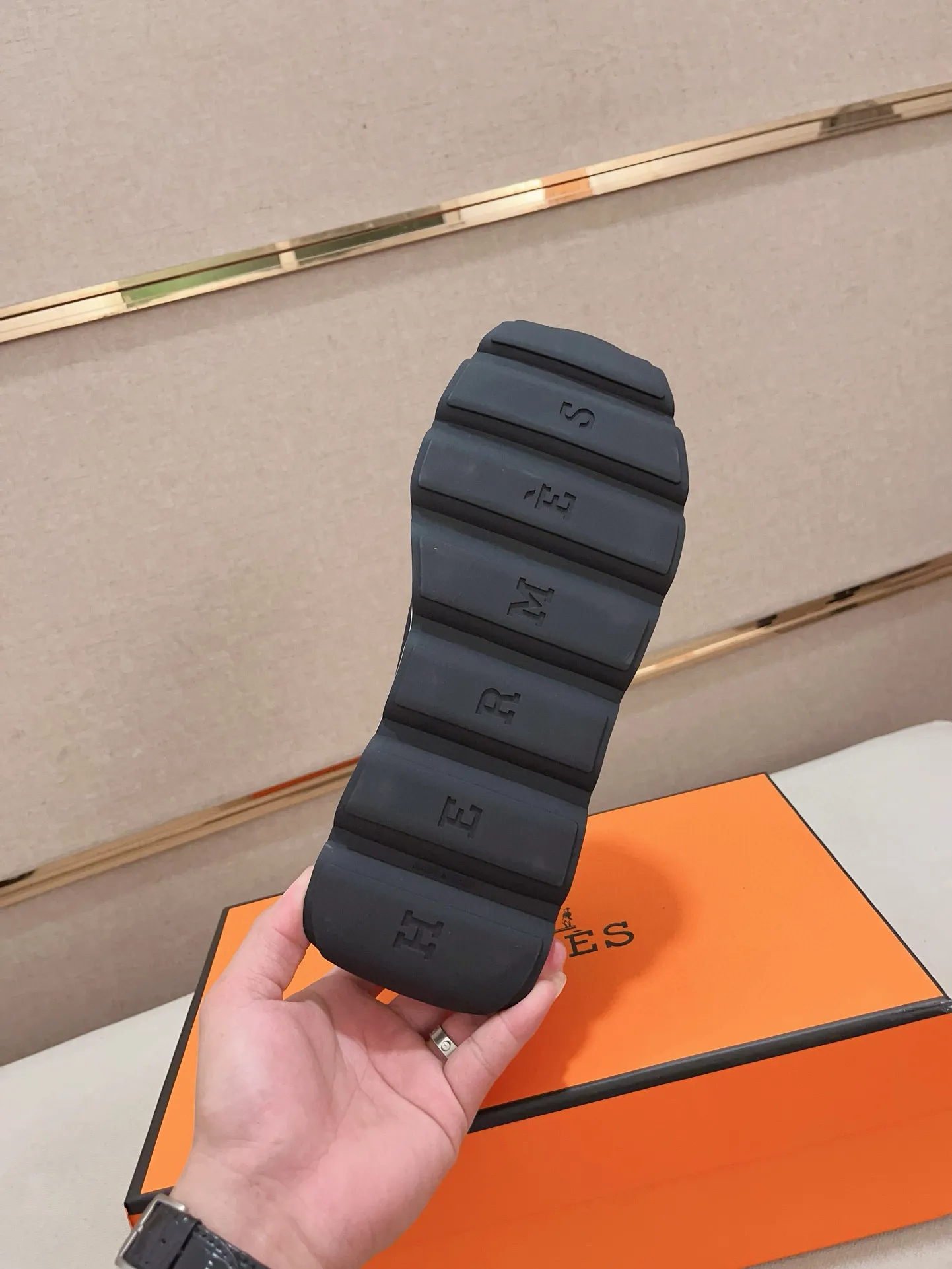 Factory price: 460💰《HERMES》【Classic Original Version】Hermès; Top 🔝 Purchasing Agency 🔍🔍 Men's latest 🇺🇸 counters are on sale simultaneously, original imported from Italy ▲▲First-layer cowhide ▲▲ (high-end, extravagance and class) times) Exquisite workmanship (Italian 🇮🇹Imported water-dyed 🐂cowhide lining) sole: Original sole provided by the original factory, ⚠️exclusive double-layer activity·TPR·rubber·combined molded outsole; super comfortable·wear-resistant·non-slip·environmental protection The real thing is more beautiful if you take the real thing (high quality, follow the order), you can enter and exit the counter at will * Number of yards: 38·39·40·41·42·43·44# (can be customized 45.)